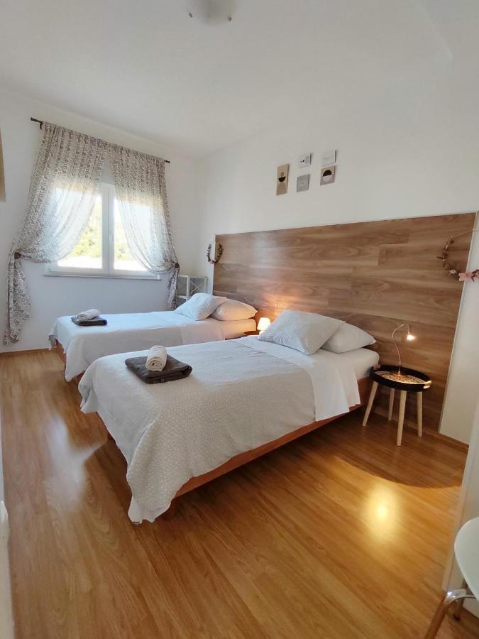 Apartments Karla I Ivano Mandre Exterior photo