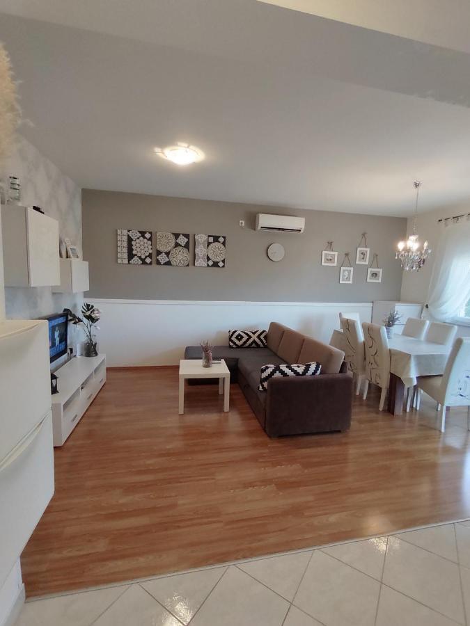 Apartments Karla I Ivano Mandre Exterior photo