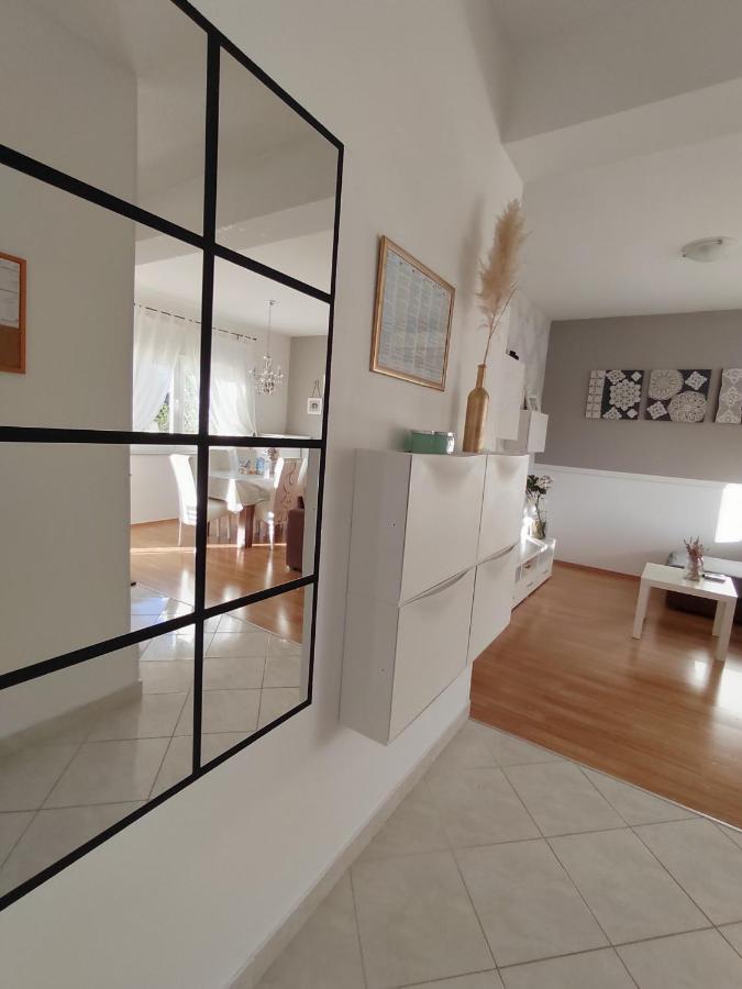 Apartments Karla I Ivano Mandre Exterior photo